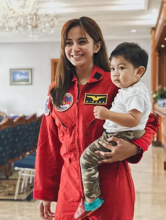 Aktris cantik Kirana Larasati juga terlihat tegar menjadi orang tua tunggal bagi anak laki-lakinya. Selain Kirana yang semakin cantik, buah hatinya juga begitu menggemaskan. (Instagram/kiranalarasati)