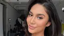 Ia tampil dengan makeup natural ala artis Hollywood yang menampilkan full lips berkat pulasan lip gloss [@azizahsalsha_]