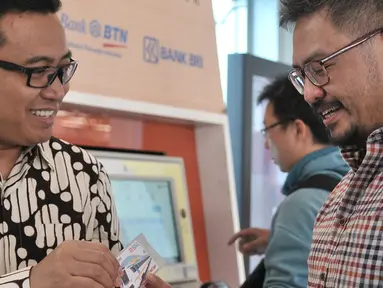 CEO KapanLagi Youniverse (KLY) Steve Christian menerima kartu Perfeq Rider dari Dirut PT Railink Heru Kuswanto, Jakarta, Rabu (31/10). Pemberian kartu sebagai apresiasi terhadap Steve sebagai pengguna rutin kereta bandara. (Merdeka.com/Iqbal S. Nugroho)