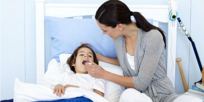 Mendampingi anak saat demam akan membantunya cepat pulih / Copyright Shutterstock