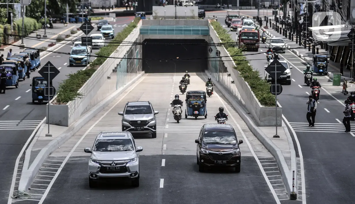 Kendaraan melintasi Underpass Senen Extension, Jakarta, Rabu (2/12/2020). Pemprov DKI Jakarta melakukan uji coba tahap dua Underpass Senen Extension mulai 2-9 Desember 2020. (merdeka.com/Iqbal S. Nugroho)