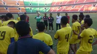 Tak ingin muncul keresahan soal pengakuan paten logo klub yang didapat Persebaya 1927, pelatih Persebaya United, Ibnu Grahan, pun merapatkan barisan dengan mengumpulkan seluruh pemainnya, Selasa (22/9/2015) sore. (Bola.com/Zaidan Nazarul) 