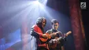 Dua gitaris terbaik Indonesia, Tohpati dan Dewa Budjana beraksi dalam konser mereka di Teater Jakarta, Taman Ismail Marzuki, Jumat (30/8/2019). Konser bertajuk "Janapati in Concert with Or­chestra" ini terbilang unik karena menampilkan musik instrumen gitar tanpa vokalis. (Fimela.com/Bambang E. Ros)