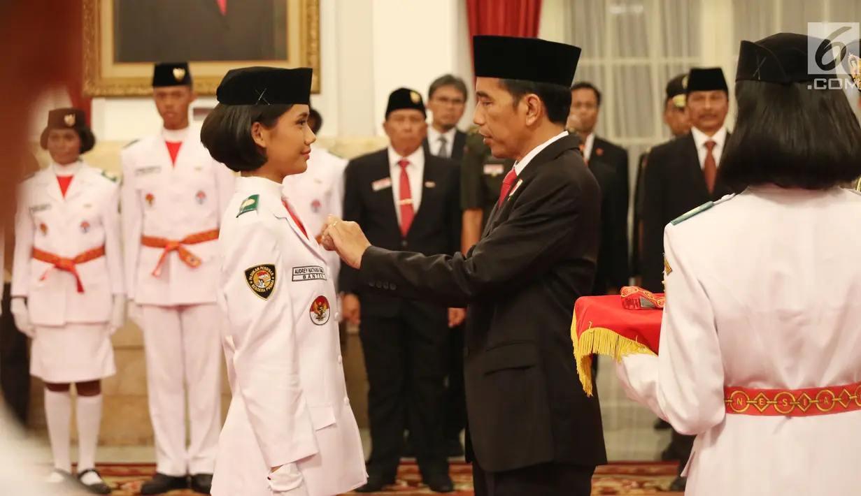 Presiden Jokowi mengukuhkan Pasukan Pengibar Bendera Pusaka (Paskibraka) Nasional 2017 di Istana Negara, Jakarta, Selasa (15/8). Sebanyak 68 anggota Paskibraka mengikuti prosesi pengukuhan tersebut. (Liputan6.com/Angga Yuniar)