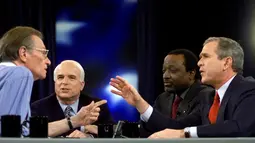 Foto file 15 Februari 2000, Larry King mengajukan pertanyaan kepada calon presiden dari Partai Republik, Senator John McCain, Alan Keyes, dan George W. Bush selama debat presiden Partai Republik di Columbia, SC King. Kabar meninggalnya Larry King  disampaikan oleh Ora Media. (AP Photo/Eric Draper)