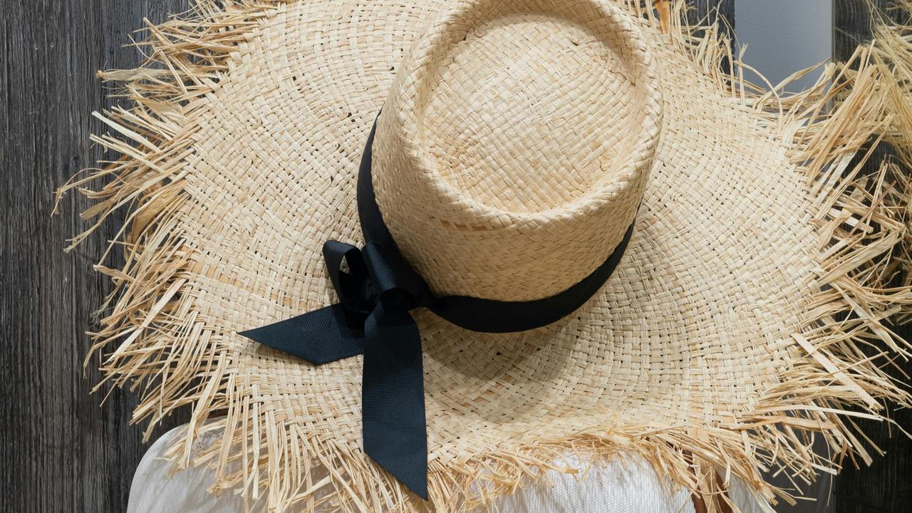Ilustrasi Topi Lebar Digunakan Untuk Liburan ke Pantai (©Pexels)