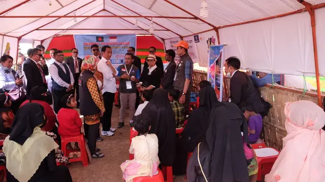Presiden RI Joko Widodo dan Menteri Luar Negeri Retno Marsudi di kamp pengungsi Rohingya di Jamtoli, Cox's Bazar (28/1/2018) (Sumber: Kementerian Luar Negeri RI)