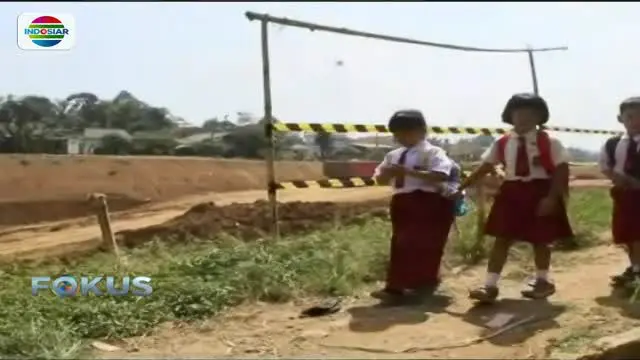 Proyek Jalan Tol Bocimi Halangi Perjalanan Siswa SD ke Sekolah