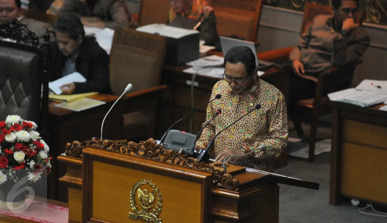 Ketua Panja UP2DP Totok Daryanto membacakan laporan saat Sidang Paripurna terkait peraturan UP2DP, Jakarta, Selasa (23/6/2015).  Dana Aspirasi akhirnya disahkan DPR. (Liputan6.com/Herman Zakharia)