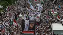 Imam Besar FPI Habib Riezieq Shihab menaiki mobil komando meninggalkan Kawasan Monas, Jakarta, Jumat (2/12). Habib Riezieq bersama peserta aksi damai 2 Desember mulai meninggalkan lokasi setelah melaksanakan salat Jumat. (Liputan6.com/Johan Tallo)