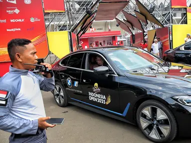 Deretan mobil BMW menghiasi pintu masuk ajang Indonesia Open 2025 di depan area Istora Gelora Bung Karno, Senayan, Jakarta, Selasa (3/6/2025). (Liputan6.com/Angga Yuniar)