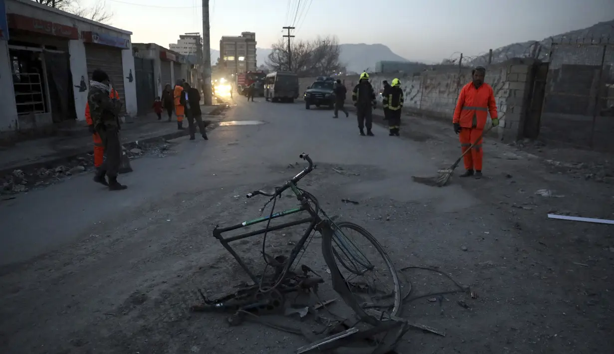 Personel keamanan Afghanistan memeriksa lokasi serangan bom di Kabul, Afghanistan (28/12/2020). Dua serangan menargetkan ibu kota Kabul, satu menyerang provinsi Ghazni dan satu lagi dilaporkan di wilayah Khost timur. (AP Photo/Rahmat Gul)