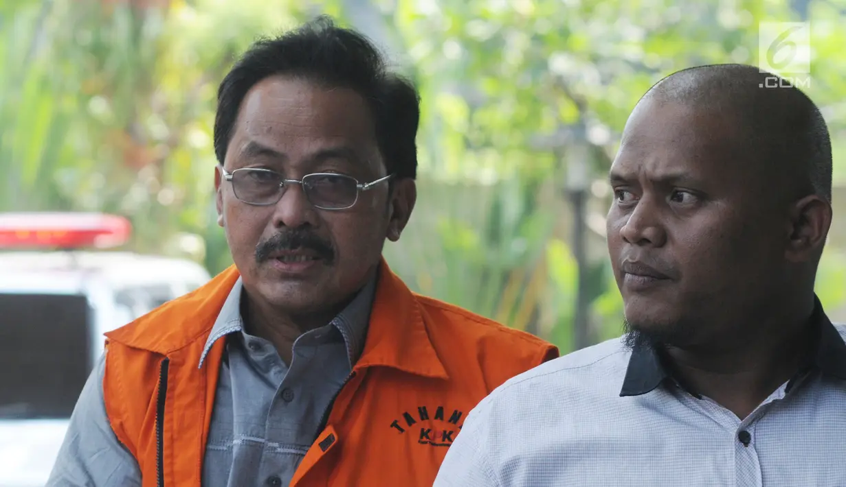 Gubernur Kepulauan Riau, Nurdin Basirun (kiri) tiba untuk menjalani pemeriksaan di Gedung KPK, Jakarta, Selasa (16/7/2019). Nurdin Basirun diperiksa perdana sebagai tersangka usai terjaring OTT KPK berkaitan dengan dugaan suap izin lokasi rencana reklamasi di wilayah Kepri. (merdeka.com/Dwi Narwoko)