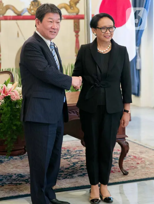 Menteri Luar Negeri, Retno Marsudi (kanan) berjabat tangan dengan Menteri Luar Negeri Jepang Motegi Toshimitsu di Gedung Kemlu, Jakarta, Jumat (10/1/2020). Kunjungan membahas kerjasama di bidang investasi termasuk pengembangan pulau terluar seperti Natuna. (Liputan6.com/Faizal Fanani)