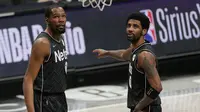 Dua bintang Brooklyn Nets: Kevin Durant dan Kyrie Irving. (SARAH STIER / GETTY IMAGES NORTH AMERICA / GETTY IMAGES VIA AFP)