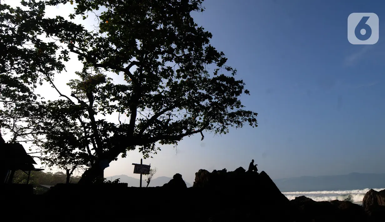 Wisatawan menikmati pantai di kawasan Pantai Karang Naya, Pelabuhan Ratu, Sukabumi, Selasa (1/6/2021). Walaupun liburan lebaran telah usai sejumlah pantai di kawasan Pelabuhan Ratu masih dipadati pengunjung yang berasal dari Kota Jakarta dan Jawa Barat.(merdeka.com/Arie Basuki)