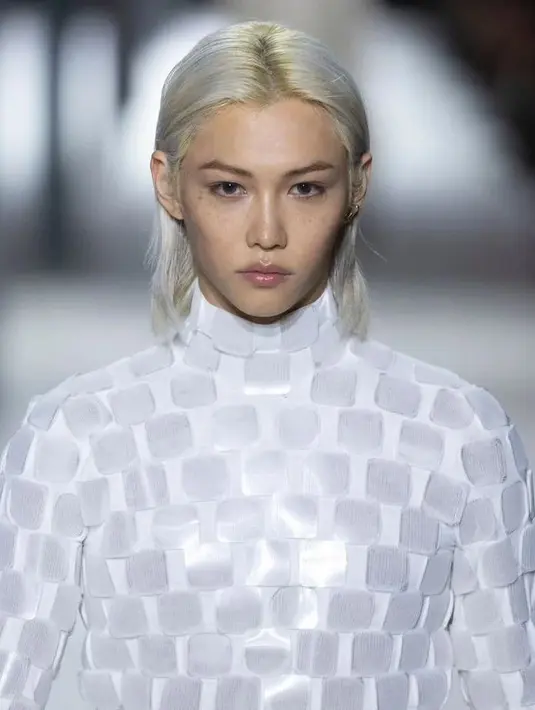 Ada wajah familiar di runway Louis Vuitton Paris Fashion Week. Felix, member dari Stray Kids melakukan debut resminya menjadi model, melenggang di runway untuk Louis Vuitton. [Foto: Instagram/lixiessmoile]