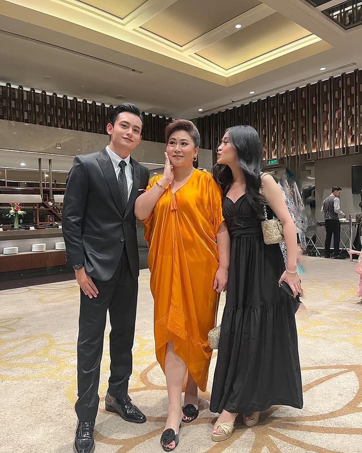 Bukan dengan Lyodra, 7 Potret Randy Martin Kondangan Bareng Sosok Tersayang Ini - Tampil Formal Pakai Setelan Jas