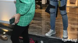 Pada momen itu, Wika Salim dan Max Adam terlihat begitu lengket bak perangko. Keduanya tak ragu menunjukkan kemesraan di depan publik. (Kapanlagi.com/ Budy Santoso)