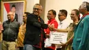Ketua KPU Arief Budiman memberikan Hasil Penelitian Administrasi Perbaikan kepada Partai Politik (Putusan Bawaslu) yang tidak lolos di Gedung KPU Pusat, Jakarta, Minggu (24/12). (Liputan6.com/Faizal Fanani)