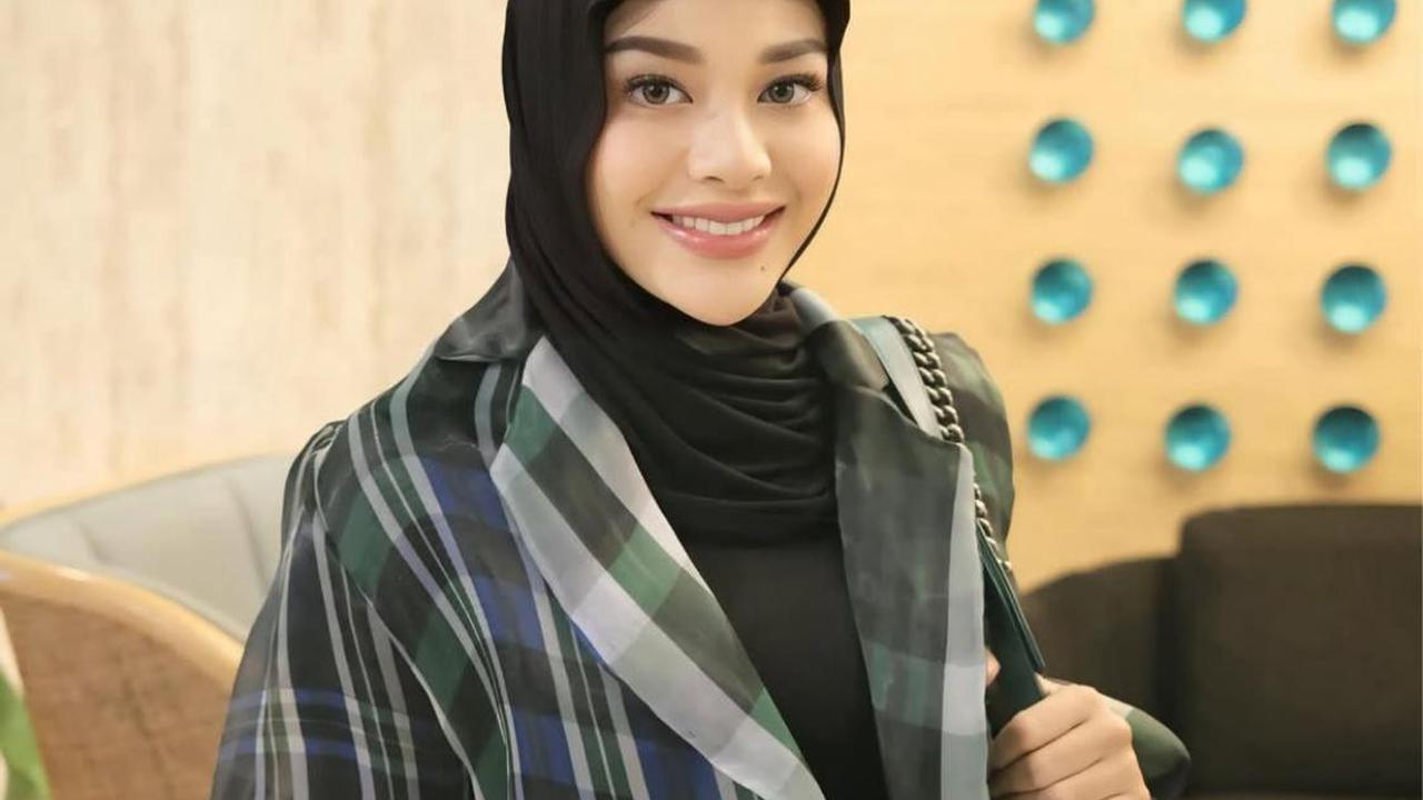 Model Hijab Aurel Hermansyah yang Bikin Penampilan Lebaran 2025 Makin Elegan