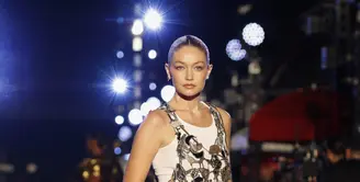 Gigi Hadid berjalan di runway  mengenakan busana VOGUE World: New York selama New York Fashion Week 2022 di New York City (12/9/2022). (JP Yim/Getty Images for Vogue/AFP)
