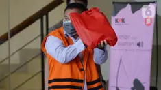Mantan Kalapas Klas I Sukamiskin Bandung Deddy Handoko berusaha menutupi wajahnya usai pemeriksaan di Gedung KPK, Jakarta, Kamis (4/6/2020). Deddy diperiksa sebagai tersangka kasus dugaan suap terkait pemberian fasilitas atau perizinan keluar di Lapas Sukamiskin Bandung. (merdeka.com/Dwi Narwoko)
