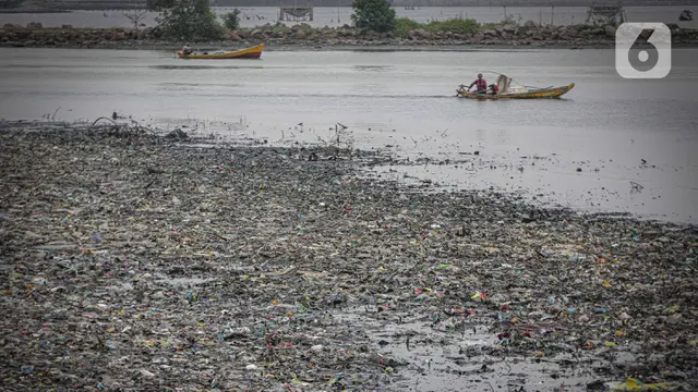 Ironi Hari Laut Sedunia, Sampah Plastik Penuhi Pesisir Utara Kota Jakarta