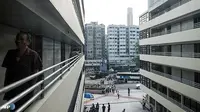 Seorang pengunjung melihat ruangan rumah susun Mei Ho, Hongkong. Uniknya para mantan penghuni rusun ini dapat berkunjung kapanpun dia mau, untuk bernostalgia. (AFP/Philippe Lopez/wwn)