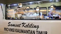 Gubernur Kaltim, Isran Noor pantau secara langsung pengoperasian Bus Samsat Pelita. (Foto: Humas Polda Kaltim)