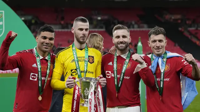 Senyum Casemiro Beri Trofi Carabao Cup 2022/2023 untuk Manchester United
