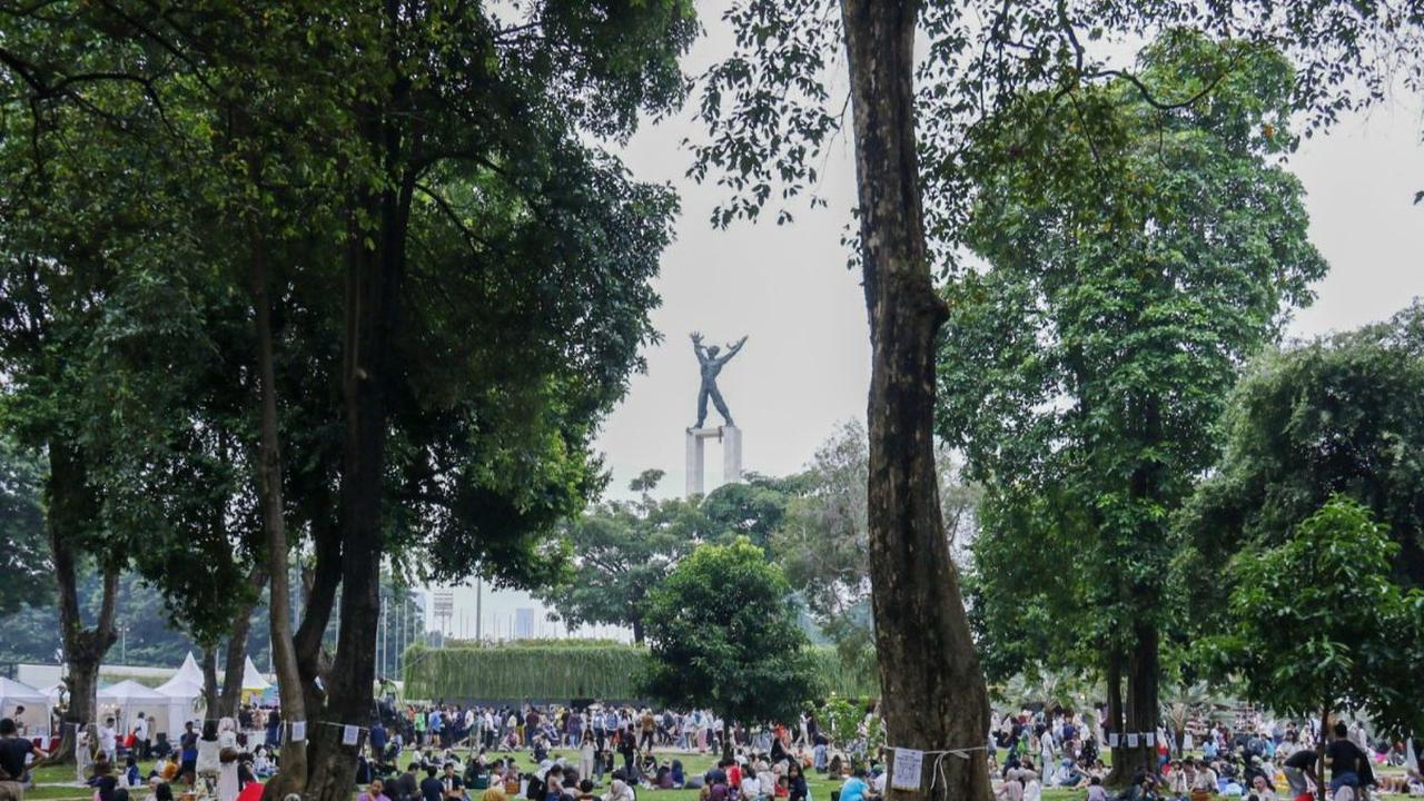 Sejumlah pengunjung piknik selama acara Semasa Piknik di Lapangan Banteng, Jakarta, Sabtu (1/6/2024). Acara Semasa Piknik kembali diselenggarakan dalam rangka menyambut perayaan HUT ke-497 DKI Jakarta.&nbsp;Merdeka.com/Nanda F. Ibrahim<br>