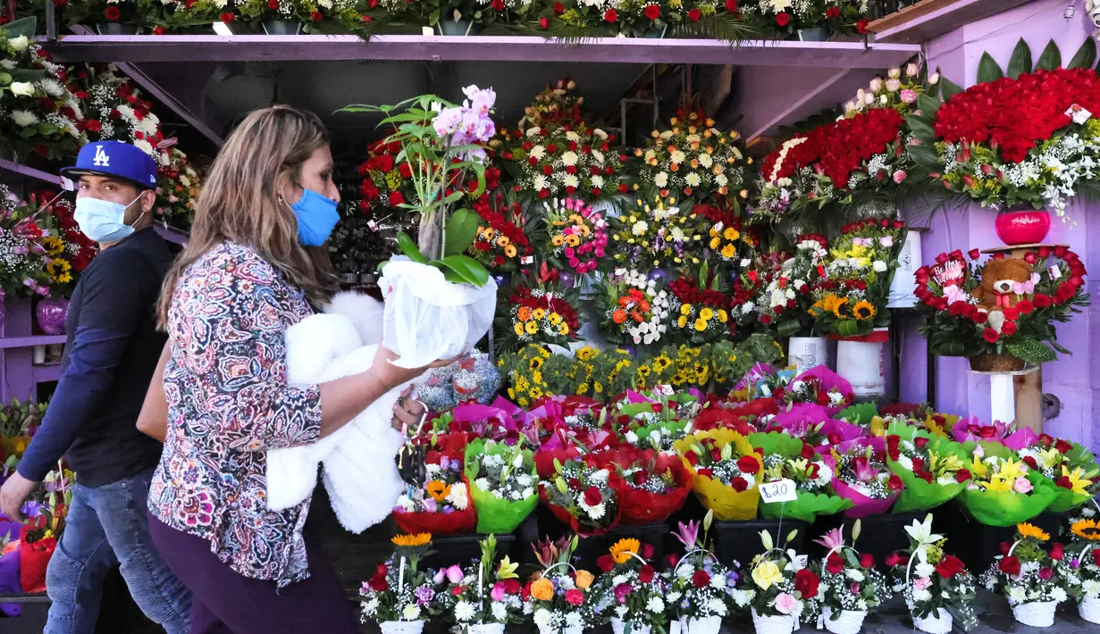 Bunga dipajang untuk dijual di distrik bunga jelang Hari Valentine di tengah pandemi COVID-19 di Los Angeles, California (12/2/2021).  Jumlah kematian akibat virus corona di AS lebih dari 450.000.  (Mario Tama/Getty Images/AFP)