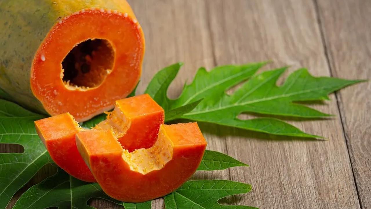 1. Masker Pepaya dan Madu: Wajah Awet Muda