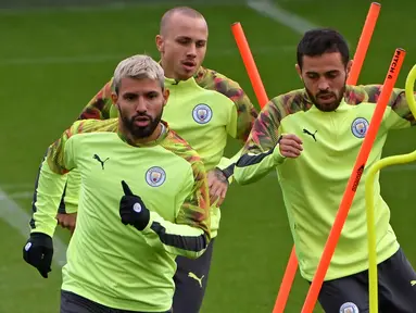 Pemain Manchester City Sergio Aguero (kiri), Angelino (tengah), dan Bernardo Silva (kanan) mengikuti sesi latihan jelang menghadapi Atalanta pada pertandingan Liga Champions, City Football Academy, Manchester, Inggris, Senin (21/10/2019). (Paul ELLIS/AFP)