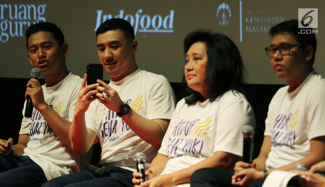 Direktur Indofood Axton Salim (dua kiri) bersama PDRC FKM UI Endang L. Achadi (dua kanan), CEO Ruangguru Belva Devara (kiri), dan CPO Ruangguru Iman Usman (kanan) saat peluncuran program Hidup Sehat Yuk, Jakarta, Minggu (22/7). (Liputan6.com/JohanTallo)