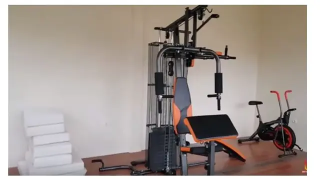 Bu Dendy pun juga memiliki ruangan khusus untuk berolahraga dengan alat-alat gym pribadi.