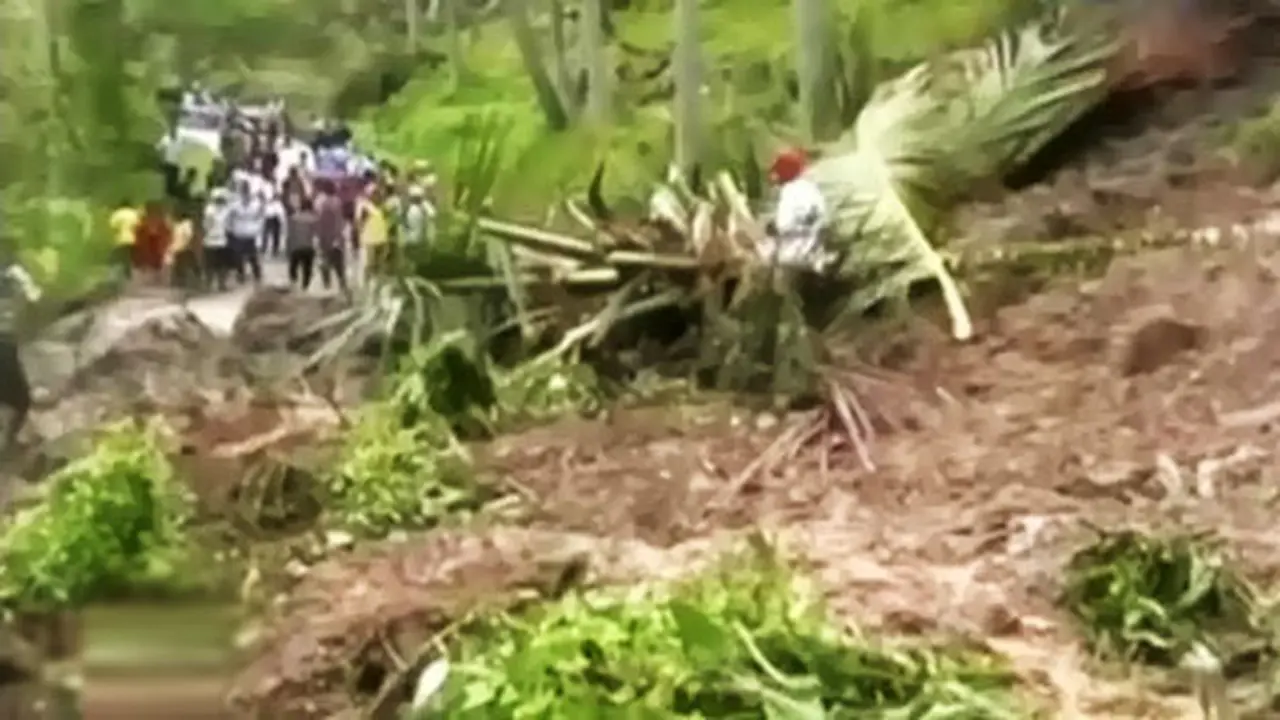 Longsor Solok Pembawa Maut Pisahkan Suami Istri di Atas Motor