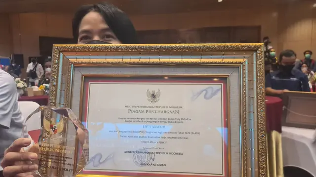 Pimpinan Redaksi Liputan6.com Irna Gustiawati menerima penghargaan dari Menteri Perhubungan Budi Karya Sumadi sebagai media nasional yang mendukung penyelenggaraan Angkutan Lebaran tahun 2022.