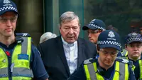 Tokoh Katolik Australia, Kardinal George Pell menjalani sidang dugaan pelecehan seksual di Melbourne, Rabu (2/4). Pejabat paling senior Vatikan ini dituduh terkait krisis pelecehan seks Gereja Katolik. (AP Photo/Asanka Brendon Ratnayake)