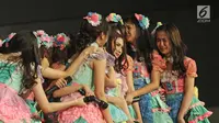 Para Member JKT 48 memeluk Melody usai memberikan pengumuman kelulusan dirinya di acara 'JKT48 Request Hour Setlist Best 30 2017', Jakarta, Sabtu (4/11). Melody memutuskan lulus dari JKT48. (Liputan6.com/Herman Zakharia)