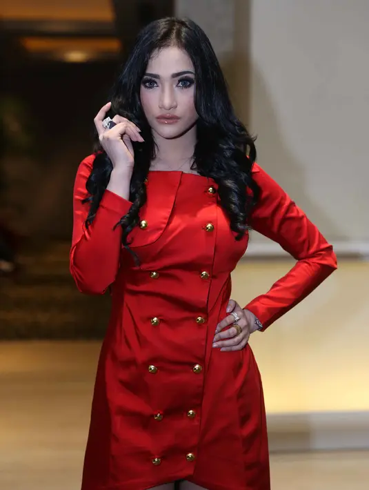 Dijumpai di XXI Epicentrum, Jakarta Selatan, Senin (15/2/2016) malam, Amel Alvi yang tampil cantik dengan busana berwarna merah ini mengaku bosan mengenakan pakaian yang seksi. (Nurwahyunan/Bintang.com)