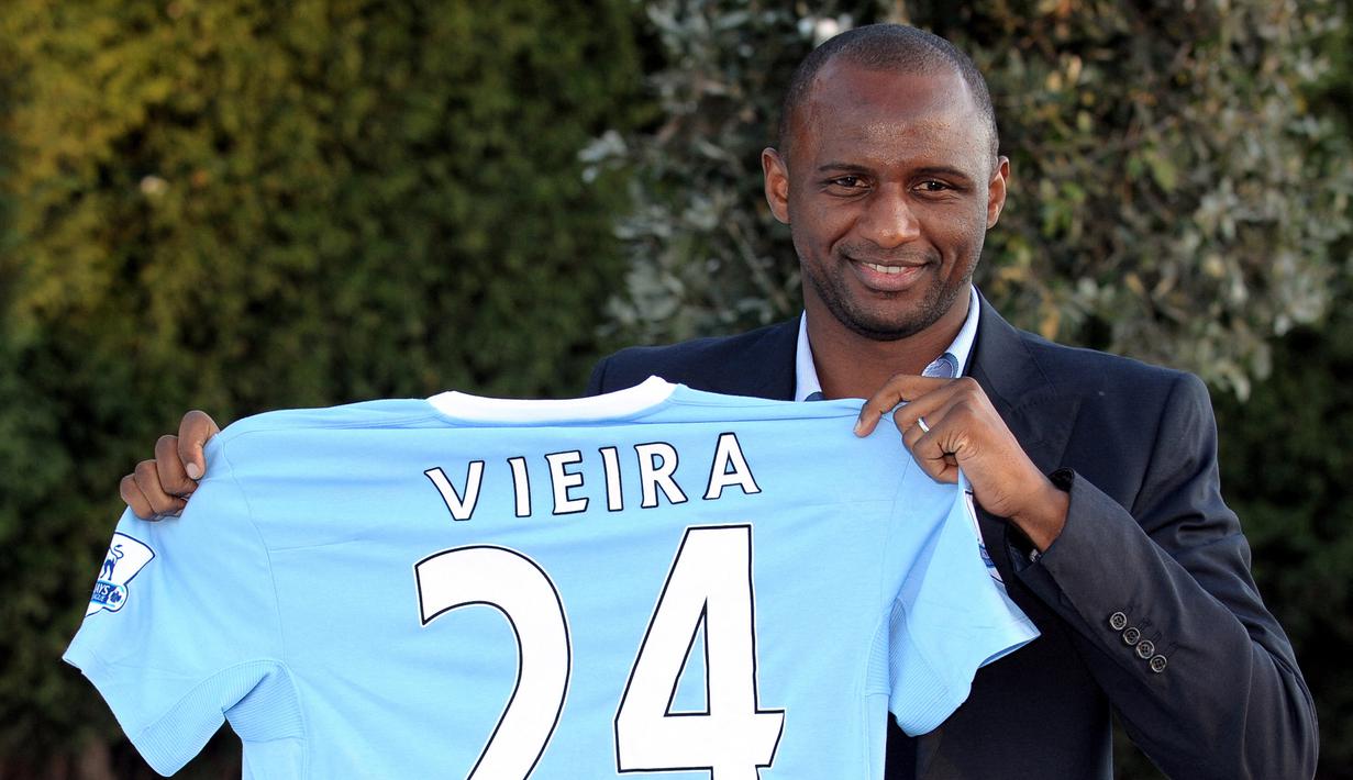 Patrick Vieira. Gelandang Prancis berusia 46 tahun ini memutuskan bergabung dengan Manchester City pada tengah musim 2009/2010 usai meninggalkan Inter Milan dengan status bebas transfer. Legenda Arsenal ini memperkuat The Citizens selama 1,5 musim dan total tampil dalam 46 lag di semua ajang dengan torehan 6 gol dan 5 assist. Pada Juli 2011 ia memutuskan pensiun bersama Mancity dan saat ini menjabat sebagai pelatih Crystal Palace sejak awal musim 2021/2022. (AFP/Andrew Yates)