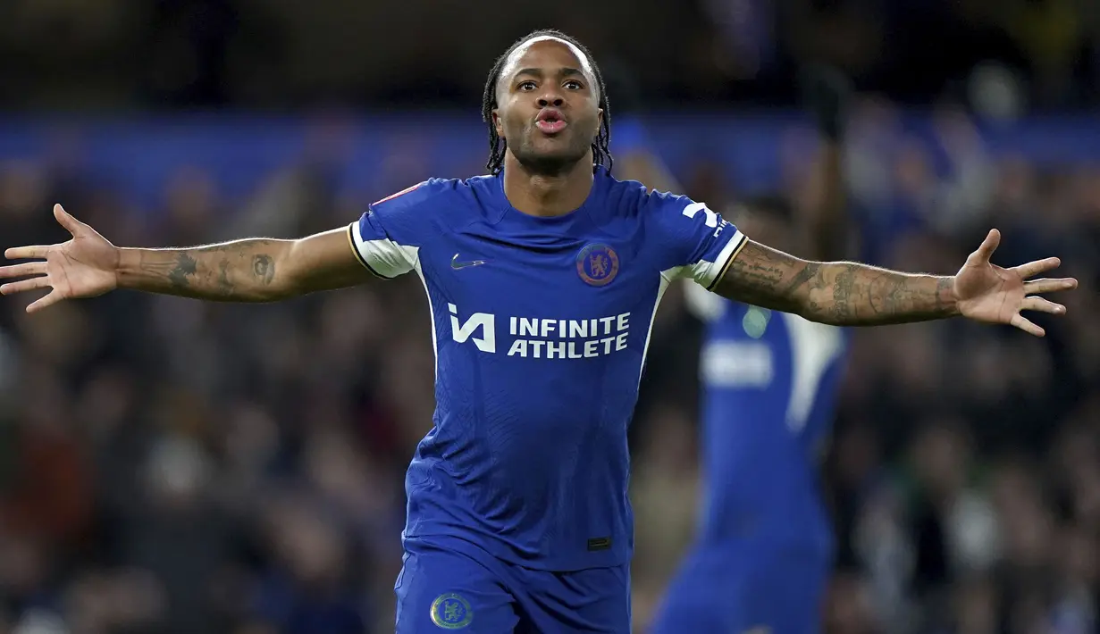 Pemain Chelsea, Raheem Sterling melakukan selebrasi setelah mencetak gol melalui tendangan bebas pada laga putaran ketiga Piala FA 2023/2024 melawan Preston di Stamford Bridge, London, Minggu (07/01/2024) WIB. (AP Photo/PA/Bradley Collyer)