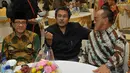 Dalam acara itu ARB dan tokoh Senior Golkar Fahmi Idris terlihat sangat akrab, bahkan duduk bersampingan dan terlihat sering melempar canda, Jakarta, Rabu (20/8/14). (Liputan6.com/Johan Tallo)