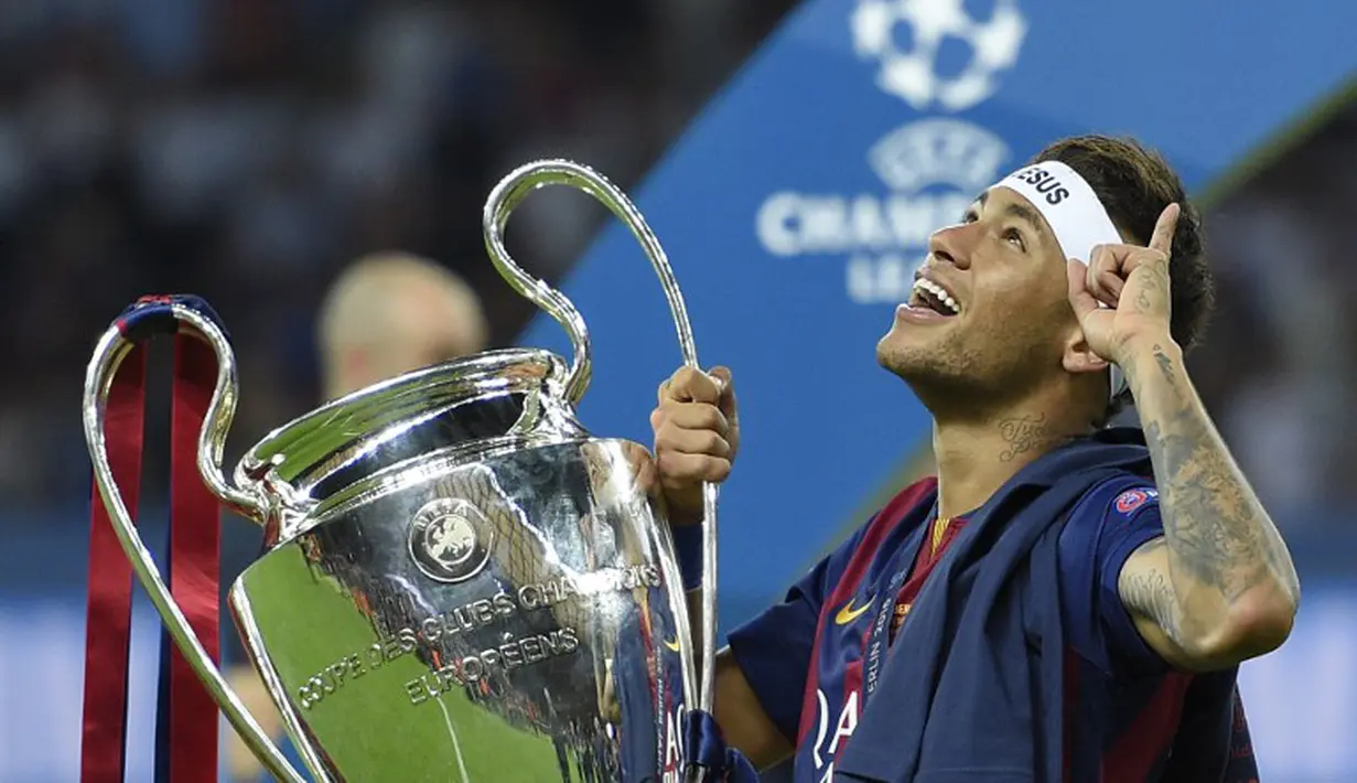 Neymar memegang tropi Liga Champions, Olympic Stadium, Berlin, Minggu (7/6/2015). Barcelona keluar sebagai juara usai mengalahkan Juventus dengan skor 3-1. (AFP Photo/Lluis Gene)