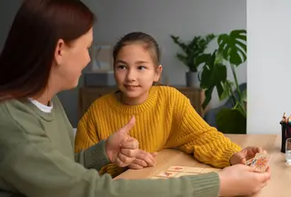 Ketika anak mulai merespons dengan nada tinggi, jawab seperlunya, atau bahkan terkesan tidak sopan, orang tua biasanya langsung merasa kesal atau tersinggung. Padahal, jawaban ketus sering kali bukan sekadar bentuk pembangkangan. (foto/dok: freepik)