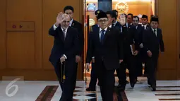 Presiden Afganistan Mohammad Ashraf Ghani didampingi Ketua MPR Zulkifli Hasan usai melakukan pertemuan, Jakarta, Kamis (6/4). Kunjungannya ke MPR untuk kerjasama antara Pemerintah Afganistan dan MPR. (Liputan6.com/Johan Tallo)