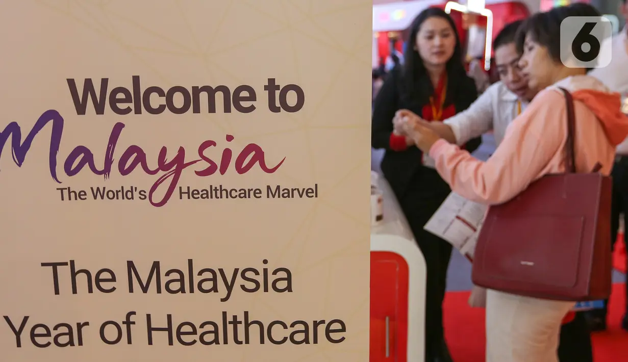 Marketing menjelaskan produk kesehatan kepada pengunjung pada Malaysia Healthcare Expo 2020 di Mal Kelapa Gading, Jakarta, Jumat (6/2/2020). Pameran yang digelar pada 6 - 9 Februari menawarkan 16 fasilitas pelayanan kesehatan  yang berkualitas dan terjangkau. (Liputan6.com/Fery Pradolo)