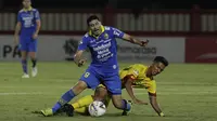 Gelandang Persib Bandung, Esteban Vizcarra, berebut bola dengan pemain Bhayangkara FC pada laga Shopee Liga 1 di Stadion PTIK, Jakarta, Rabu (23/10). Persib tahan imbang 0-0 Bhayangkara FC. (Bola.com/Yoppy Renato)